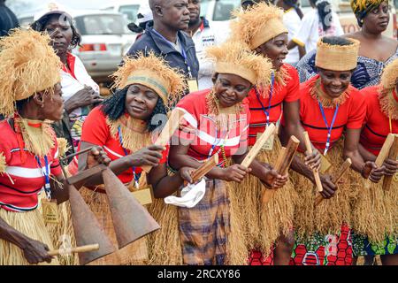 Femmes artistes traditionnelles congolaises à une exposition à Sibiti (située entre Brazzaville et Pointe-Noire), lors d’une cérémonie officielle, le 13 août 2014 Banque D'Images