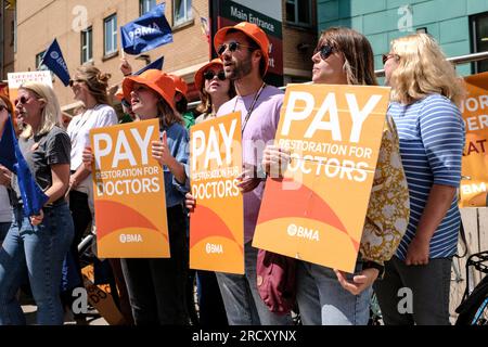 Bristol, Royaume-Uni. 17 juillet 2023. Médecins juniors sur la ligne de piquetage à l'infirmerie royale de Bristol à la fin du 4e tour de grève. L'action syndicale qui est soutenue par la BMA et la HCSA promeut la demande de salaire du Docteur qui vise à rétablir les revenus perdus par des années de hausses de salaire inférieures à l'inflation. Bien que le gouvernement ait offert une augmentation de 6,5%, les médecins protestent toujours parce que la dernière offre ne répond pas à leur besoin de rétablissement de salaire. Crédit : JMF News/Alamy Live News Banque D'Images