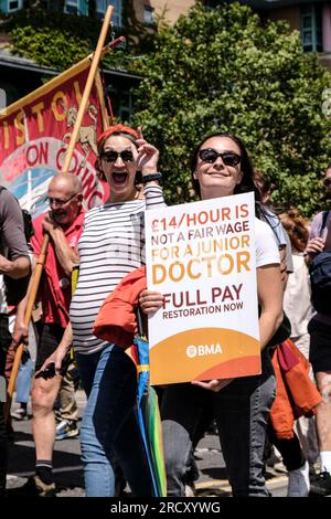 Bristol, Royaume-Uni. 17 juillet 2023. Les médecins juniors marchent depuis l'infirmerie royale de Bristol pour marquer la fin du 4e tour de leur grève. L'action syndicale qui est soutenue par la BMA et la HCSA promeut la demande de salaire du Docteur qui vise à rétablir les revenus perdus par des années de hausses de salaire inférieures à l'inflation. Bien que le gouvernement ait offert une augmentation de 6,5%, les médecins protestent toujours parce que la dernière offre ne répond pas à leur besoin de rétablissement de salaire. Crédit : JMF News/Alamy Live News Banque D'Images