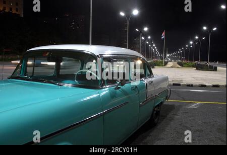 Une vieille voiture vintage américaine dans une rue de la Havane la nuit, le 10 juillet 2017. Une vieille voiture vintage américaine dans une rue de la Havane la nuit, le 10 juillet 2017. Banque D'Images
