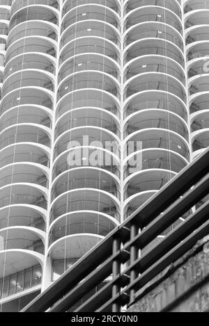 Vue de l'un des bâtiments de stationnement de forme circulaire, vu depuis le River Walk à Chicago, Illinois Banque D'Images