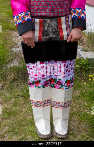 Fille inuite portant un costume national à Qaqortoq, Groenland en juillet Banque D'Images