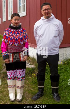 Fille inuite portant le costume national debout avec un homme devant l'église à Qaqortoq, Groenland en juillet Banque D'Images