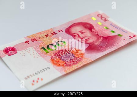 Un billet de banque chinois de 100 yuans isolé en blanc. Banque D'Images