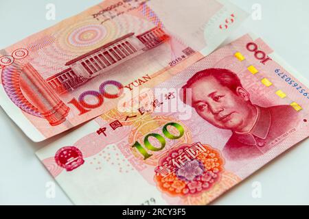 Le recto et le verso d'un billet de banque chinois de 100 yuans isolé en blanc. Banque D'Images