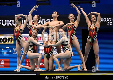 Fukuoka, Japon. 17 juillet 2023. Les athlètes de l’équipe japonaise participent à la finale de routine acrobatique lors des 20e Championnats du monde aquatiques au Marine Messe Hall A à Fukuoka (Japon), le 17 juillet 2023. Crédit : Insidefoto di andrea staccioli/Alamy Live News Banque D'Images