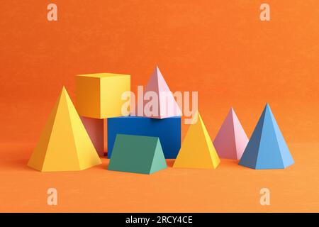Pyramide prismatique tridimensionnelle et objets cubes rectangulaires sur fond orange. Figures géométriques ou solides platoniques simplicité et harmo Banque D'Images