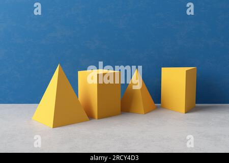 Pyramide prismatique jaune tridimensionnelle et objets cubes rectangulaires sur fond bleu. Figures géométriques ou solides platoniques simplicité et Banque D'Images