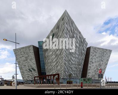 Titanic Building, vu de face, situé sur le site de l'ancien chantier naval Harland & Wolff à Belfast, en Irlande du Nord. Banque D'Images