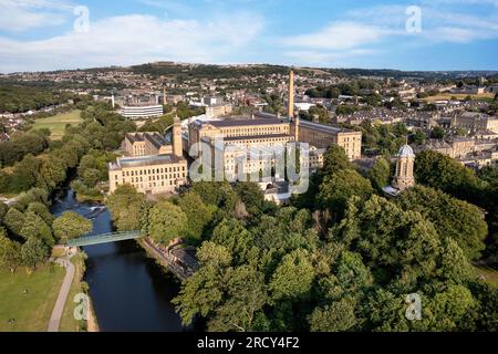 Salts Mill, construit par Titus Salt au centre de Saltaire, le village modèle qu'il a créé près de Bradford. Salts Mill Saltaire Bradford Yorkshire Banque D'Images