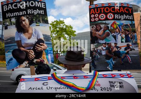 Bruxelles, Belgique. 17 juillet 2023. Un groupe de manifestants de plusieurs pays d'Amérique latine protestent contre les propositions d'accords commerciaux entre l'Union européenne et les pays d'Amérique latine devant le siège du Conseil de l'UE à Bruxelles, Belgique, le 17/07/2023 . Les gouvernements d'Amérique latine, des Caraïbes et de l'Union européenne se réunissent à Bruxelles pour le sommet UE-CElac. Crédit : dpa Picture alliance/Alamy Live News Banque D'Images