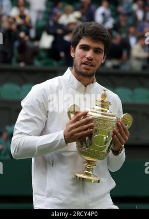 16 juillet 2023 ; All England Lawn tennis and Croquet Club, Londres, Angleterre : tournoi de tennis de Wimbledon ; Carlos Alcaraz (ESP) avec le trophée des vainqueurs Banque D'Images