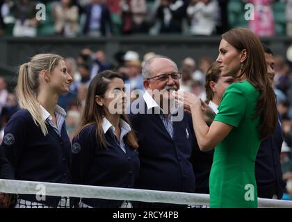 16 juillet 2023 ; All England Lawn tennis and Croquet Club, Londres, Angleterre : tournoi de tennis de Wimbledon ; SAR la Princesse de Galles parlant avec les juges de ligne après la finale Banque D'Images