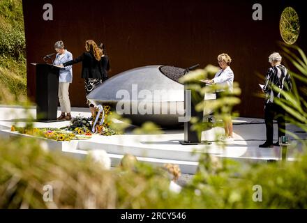 Vijfhuizen, pays-Bas. 17 juillet 2023. VIJFHUIZEN - parents lors de la commémoration au Monument National MH17 dans le Parc Vijfhuizen. Il y a neuf ans, l'avion Malaysia Airlines d'Amsterdam à Kuala Lumpur a été abattu au-dessus de l'Ukraine avec un missile Buk. ANP SEM VAN DER WAL netherlands Out - belgique Out Credit : ANP/Alamy Live News Banque D'Images