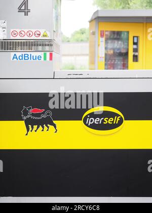 Cremona, Italie - juillet 3 20223 pompe à carburant moderne libre-service à la station d'essence italienne Eni Agip Banque D'Images