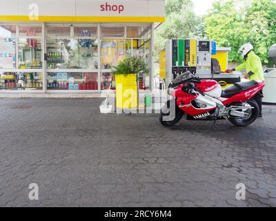 Cremona, Italie - juillet 3 2023 libre-service client recharge des motos à la station-service eni Banque D'Images