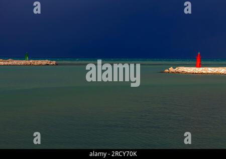 La jetée de Trani avec les phares rouge et vert, province de Barletta-Andria-Trani sur la mer Adriatique, Pouilles, Italie Banque D'Images