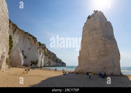 VIESTE, ITALIE, 7 JUILLET 2023 - vue de la plage de Pizzomunno avec son monolithe à Aplia, Italie. Banque D'Images