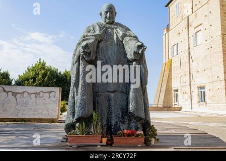 LORETO, ITALIE, le 5 JUILLET 2022 - la statue du pape Jean XIII à Loreto, Italie Banque D'Images