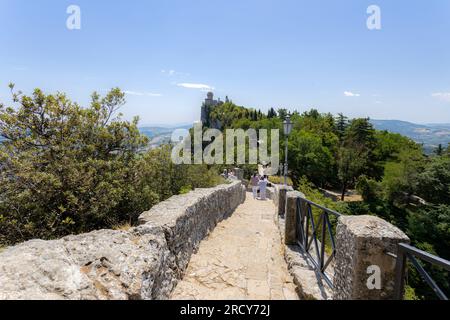 SAINT-MARIN, le 5 JUILLET 2023 - le chemin qui mène à la tour Cesta of Fratta sur le mont Titan à Saint-Marin, République de Saint-Marin, Europe Banque D'Images