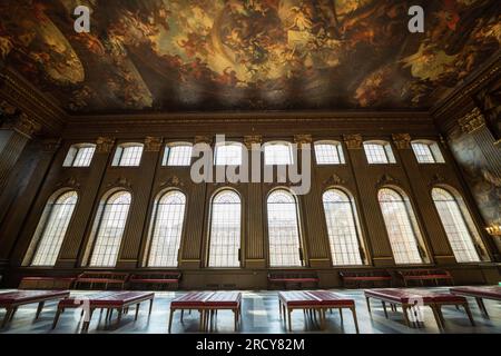 Old Royal Naval College, Greenwich, Londres, The Painted Hall, grand hall avec peinture au plafond de 200 figures de rois, reines et créatures mythiques. Banque D'Images