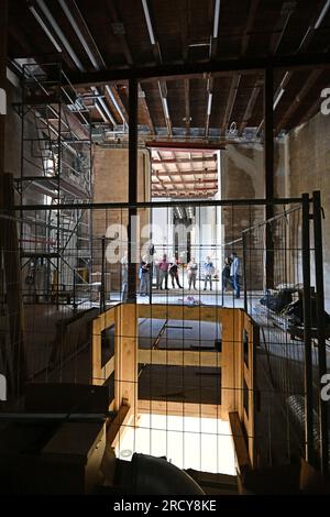 Altenburg, Allemagne. 17 juillet 2023. Les journalistes participent à une inspection du site au Théâtre régional d'Altenburg et visitent l'entrepôt et l'atelier. Depuis quatre ans, le Landestheater d'Altenburg est fermé pour d'importants travaux de rénovation. Pendant ce temps, l'ensemble se produit dans une grande tente sur le champ de foire. Crédit : Martin Schutt/dpa/Alamy Live News Banque D'Images