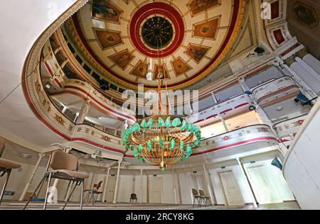 Altenburg, Allemagne. 17 juillet 2023. Quelques chaises se tiennent dans l'auditorium du Théâtre Altenburg. Depuis quatre ans, le théâtre d'État d'Altenburg est fermé pour d'importants travaux de rénovation. Pendant ce temps, l'ensemble joue dans une grande tente sur le champ de foire. Crédit : Martin Schutt/dpa/Alamy Live News Banque D'Images