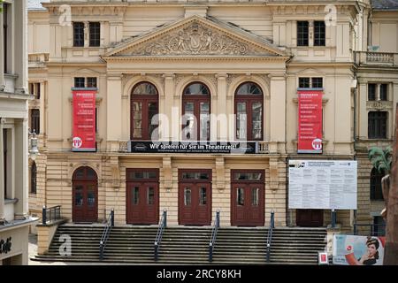 Altenburg, Allemagne. 17 juillet 2023. « Nous jouons pour vous dans la tente de théâtre » est écrit au-dessus de l'entrée du théâtre d'Altenburg. Au cours des quatre dernières années, le théâtre national d'Altenburg a été fermé pour d'importants travaux de rénovation. Pendant ce temps, l'ensemble joue dans une grande tente sur le champ de foire. Crédit : Martin Schutt/dpa/Alamy Live News Banque D'Images