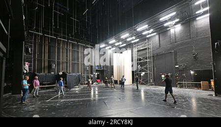 Altenburg, Allemagne. 17 juillet 2023. Des journalistes participent à une inspection du site au Landestheater d'Altenburg et visitent la scène. Depuis quatre ans, le Landestheater d'Altenburg est fermé pour d'importants travaux de rénovation. Pendant ce temps, l'ensemble se produit dans une grande tente sur le champ de foire. Crédit : Martin Schutt/dpa/Alamy Live News Banque D'Images