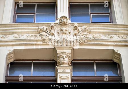 Altenburg, Allemagne. 17 juillet 2023. Un détail sur la façade du Landestheater d'Altenburg. Depuis quatre ans, le Landestheater d'Altenburg est fermé pour d'importants travaux de rénovation. Pendant ce temps, l'ensemble joue dans une grande tente sur le champ de foire. Crédit : Martin Schutt/dpa/Alamy Live News Banque D'Images