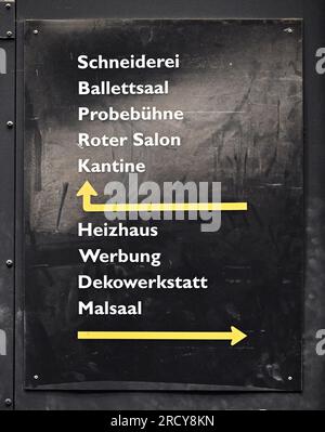 Altenburg, Allemagne. 17 juillet 2023. Un panneau sur la scène du Landestheater d'Altenburg indique le chemin vers les départements. Depuis quatre ans, le Landestheater d'Altenburg est fermé pour d'importants travaux de rénovation. Pendant ce temps, l'ensemble joue dans une grande tente sur le champ de foire. Crédit : Martin Schutt/dpa/Alamy Live News Banque D'Images