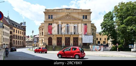 Altenburg, Allemagne. 17 juillet 2023. « Nous jouons pour vous dans la tente de théâtre » est écrit au-dessus de l'entrée du théâtre d'Altenburg. Au cours des quatre dernières années, le théâtre national d'Altenburg a été fermé pour d'importants travaux de rénovation. Pendant ce temps, l'ensemble joue dans une grande tente sur le champ de foire. Crédit : Martin Schutt/dpa/Alamy Live News Banque D'Images