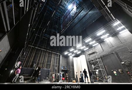 Altenburg, Allemagne. 17 juillet 2023. Des journalistes participent à une inspection du site au Landestheater d'Altenburg et visitent la scène. Depuis quatre ans, le Landestheater d'Altenburg est fermé pour d'importants travaux de rénovation. Pendant ce temps, l'ensemble se produit dans une grande tente sur le champ de foire. Crédit : Martin Schutt/dpa/Alamy Live News Banque D'Images