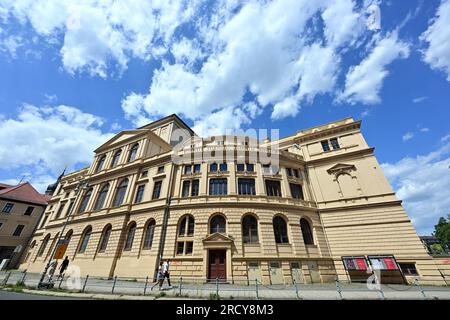 Altenburg, Allemagne. 17 juillet 2023. Les passants marchent le long du théâtre d'Altenburg. Depuis quatre ans, le théâtre d'État d'Altenburg est fermé pour d'importants travaux de rénovation. Pendant ce temps, l'ensemble joue dans une grande tente sur le champ de foire. Crédit : Martin Schutt/dpa/Alamy Live News Banque D'Images