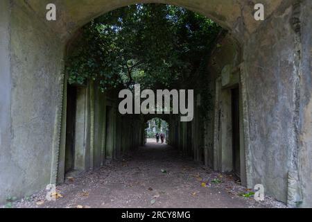 Londres, Royaume-Uni- 16 juillet 2023 : entrée de l'avenue égyptienne, au cimetière Highgate West à Londres, Angleterre. Banque D'Images