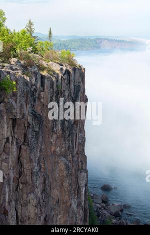 Brouillard, Palisade Head, près de Beaver Bay, Minnesota, début été, USA, par Dominique Braud/Dembinsky photo Assoc Banque D'Images