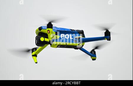 Mayence, Allemagne. 17 juillet 2023. Un drone appartenant à une équipe de police chargée d’enregistrer les accidents de la circulation décolle pour un vol de démonstration dans la cour du ministère de l’intérieur. La police de Rhénanie-Palatinat prévoit de déployer des équipes pour enregistrer les accidents de la circulation dans l'État en utilisant une technologie numérique spéciale. En plus de la formation professionnelle spéciale, les équipes disposeront d'un équipement technique spécial. Crédit : Arne Dedert/dpa/Alamy Live News Banque D'Images