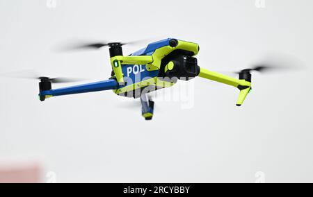 Mayence, Allemagne. 17 juillet 2023. Un drone appartenant à une équipe de police chargée d’enregistrer les accidents de la circulation décolle pour un vol de démonstration dans la cour du ministère de l’intérieur. La police de Rhénanie-Palatinat prévoit de déployer des équipes pour enregistrer les accidents de la circulation dans l'État en utilisant une technologie numérique spéciale. En plus de la formation professionnelle spéciale, les équipes disposeront d'un équipement technique spécial. Crédit : Arne Dedert/dpa/Alamy Live News Banque D'Images