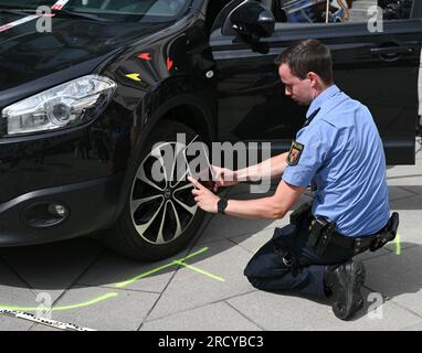 Mayence, Allemagne. 17 juillet 2023. Dominik Knopp, commissaire de police, de l'équipe d'enregistrement des accidents de la circulation, montre l'enregistrement des accidents à l'aide d'une tablette dans la cour du ministère de l'intérieur. La police de Rhénanie-Palatinat veut déployer des équipes qui enregistrent les accidents de la circulation dans l'État en utilisant une technologie numérique spéciale. En plus de la formation professionnelle spéciale, les équipes disposeront d'un équipement technique spécial. Crédit : Arne Dedert/dpa/Alamy Live News Banque D'Images