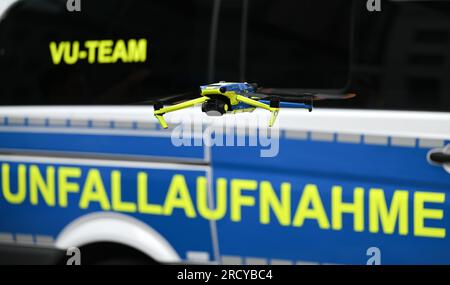 Mayence, Allemagne. 17 juillet 2023. Un drone appartenant à une équipe de police chargée d’enregistrer les accidents de la circulation décolle pour un vol de démonstration dans la cour du ministère de l’intérieur. La police de Rhénanie-Palatinat prévoit de déployer des équipes pour enregistrer les accidents de la circulation dans l'État en utilisant une technologie numérique spéciale. En plus de la formation professionnelle spéciale, les équipes disposeront d'un équipement technique spécial. Crédit : Arne Dedert/dpa/Alamy Live News Banque D'Images