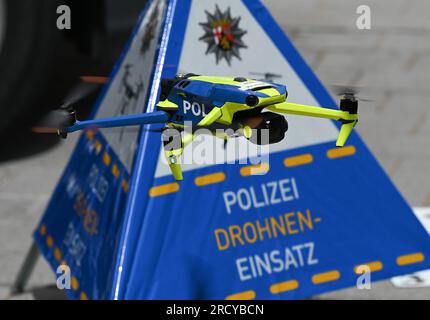 Mayence, Allemagne. 17 juillet 2023. Un drone appartenant à une équipe de police chargée d’enregistrer les accidents de la circulation décolle pour un vol de démonstration dans la cour du ministère de l’intérieur. La police de Rhénanie-Palatinat prévoit de déployer des équipes pour enregistrer les accidents de la circulation dans l'État en utilisant une technologie numérique spéciale. En plus de la formation professionnelle spéciale, les équipes disposeront d'un équipement technique spécial. Crédit : Arne Dedert/dpa/Alamy Live News Banque D'Images
