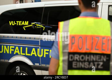 Mayence, Allemagne. 17 juillet 2023. Un drone appartenant à une équipe de police chargée d’enregistrer les accidents de la circulation décolle pour un vol de démonstration dans la cour du ministère de l’intérieur. La police de Rhénanie-Palatinat prévoit de déployer des équipes pour enregistrer les accidents de la circulation dans l'État en utilisant une technologie numérique spéciale. En plus de la formation professionnelle spéciale, les équipes disposeront d'un équipement technique spécial. Crédit : Arne Dedert/dpa/Alamy Live News Banque D'Images