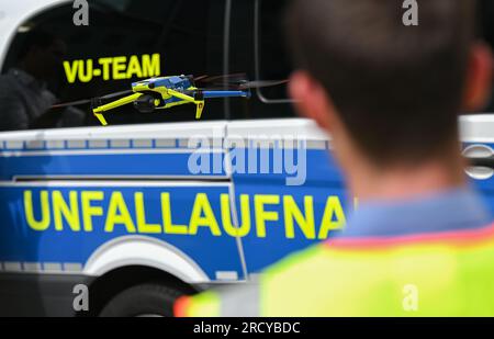 Mayence, Allemagne. 17 juillet 2023. Un drone appartenant à une équipe de police chargée d’enregistrer les accidents de la circulation décolle pour un vol de démonstration dans la cour du ministère de l’intérieur. La police de Rhénanie-Palatinat prévoit de déployer des équipes pour enregistrer les accidents de la circulation dans l'État en utilisant une technologie numérique spéciale. En plus de la formation professionnelle spéciale, les équipes disposeront d'un équipement technique spécial. Crédit : Arne Dedert/dpa/Alamy Live News Banque D'Images
