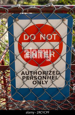 N'entrez pas dans l'affiche apposée sur la barrière en acier. Zone d'accès restreint ne pas entrer dans le panneau. N'entrez pas dans le panneau. Personne, photo de rue Banque D'Images