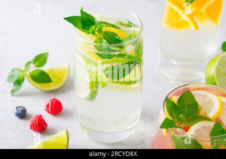 Ensemble de boissons d'été, fruits, citrus et baies limonades rafraîchissantes ou cocktails sur fond lumineux Banque D'Images