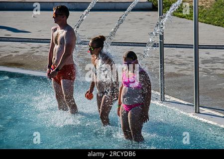 Brno, République tchèque. 16 juillet 2023. Les gens profitent d'une chaude journée ensoleillée à la piscine extérieure Riviera à Brno, République tchèque, le 16 juin 2023. Crédit : Patrik Uhlir/CTK photo/Alamy Live News Banque D'Images