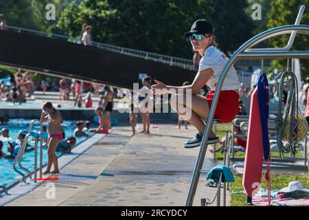 Brno, République tchèque. 16 juillet 2023. Les gens profitent d'une chaude journée ensoleillée à la piscine extérieure Riviera à Brno, République tchèque, le 16 juin 2023. Crédit : Patrik Uhlir/CTK photo/Alamy Live News Banque D'Images