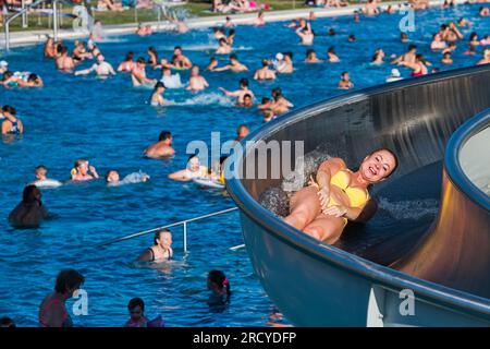 Brno, République tchèque. 16 juillet 2023. Les gens profitent d'une chaude journée ensoleillée à la piscine extérieure Riviera à Brno, République tchèque, le 16 juin 2023. Crédit : Patrik Uhlir/CTK photo/Alamy Live News Banque D'Images