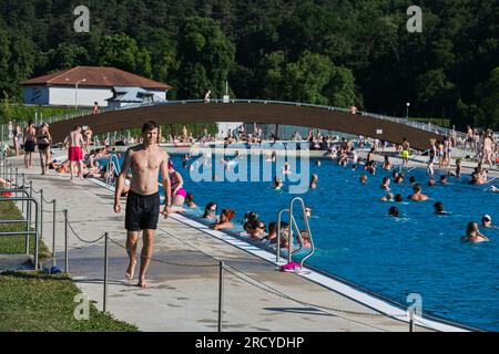 Brno, République tchèque. 16 juillet 2023. Les gens profitent d'une chaude journée ensoleillée à la piscine extérieure Riviera à Brno, République tchèque, le 16 juin 2023. Crédit : Patrik Uhlir/CTK photo/Alamy Live News Banque D'Images