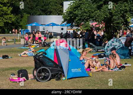 Brno, République tchèque. 16 juillet 2023. Les gens profitent d'une chaude journée ensoleillée à la piscine extérieure Riviera à Brno, République tchèque, le 16 juin 2023. Crédit : Patrik Uhlir/CTK photo/Alamy Live News Banque D'Images